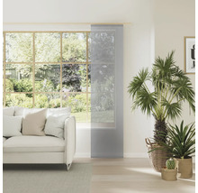 Wohnzimmer mit Schiebegardine vor Fenster, Sofa und Pflanzen