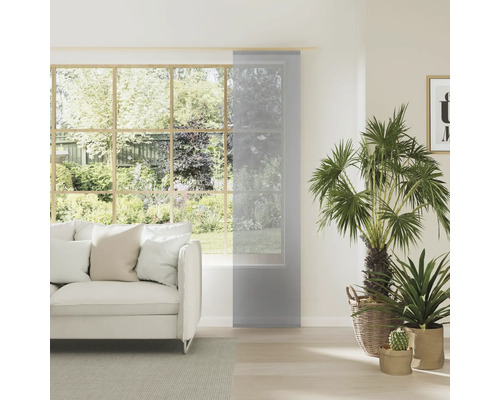 Wohnzimmer mit Schiebegardine vor Fenster, Sofa und Pflanzen