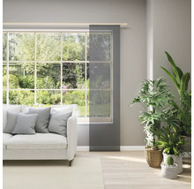 Wohnzimmer mit Fenster, Sofa und Schiebegardine für Sichtschutz