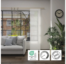 Wohnzimmer mit Sofa und transparentem Flächenvorhang mit Öko-Tex Standard 100 Siegel, Transparenz-Symbol und Designed in Germany Siegel.