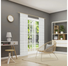 Helles Zimmer mit Schreibtisch, Stuhl, Regal und transparenten Vorhängen am Fenster