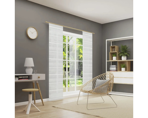 Helles Zimmer mit Schreibtisch, Stuhl, Regal und transparenten Vorhängen am Fenster