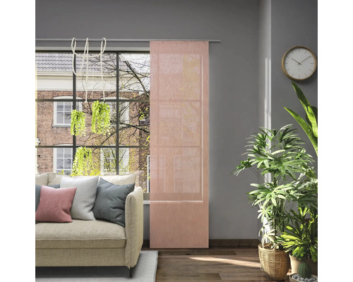 Wohnzimmer mit Schiebevorhang am Fenster, Sofa und Zimmerpflanzen