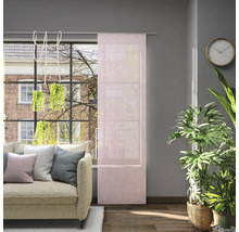 Wohnzimmer mit Schiebegardine am Fenster, Sofa, Zimmerpflanzen und Uhr an der Wand