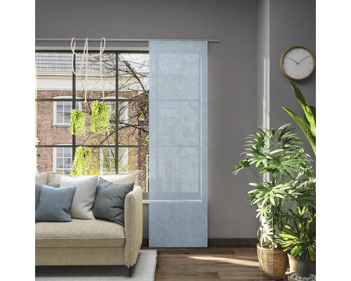 Wohnzimmer mit Schiebegardine am Fenster, Sofa und Zimmerpflanzen