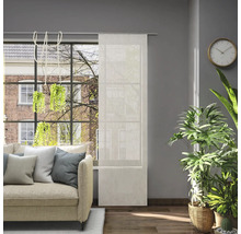 Wohnzimmer mit Fensterdekoration, Sofa und Zimmerpflanzen