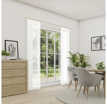 Heller Raum mit Esstisch, Stühlen und Fenstern mit transparenten Vorhängen