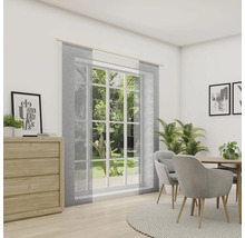 Esszimmer mit Esstisch, Stühlen, Kommode und Fenster mit Gardinen