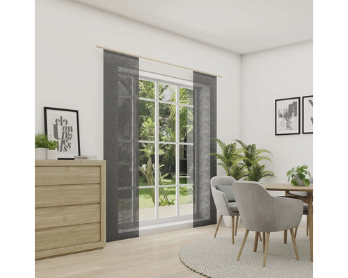 Esszimmer mit Schiebegardinen, Esstisch und Kommode