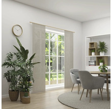 Heller Essbereich mit Esstisch, Stühlen, Pflanzen und Tageslicht-Vorhängen