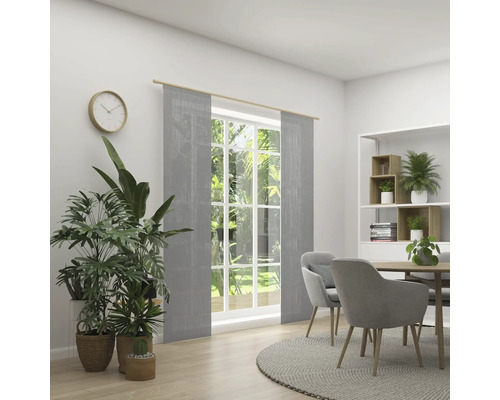 Heller Raum mit Fenster, grauen Schiebegardinen, Esstisch und Zimmerpflanzen