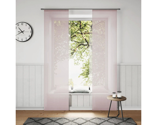 Wohnzimmer mit Schiebevorhang vor Fenster