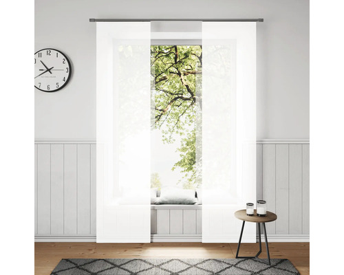 Helles Wohnzimmer mit Schiebevorhang, Uhr und Beistelltisch