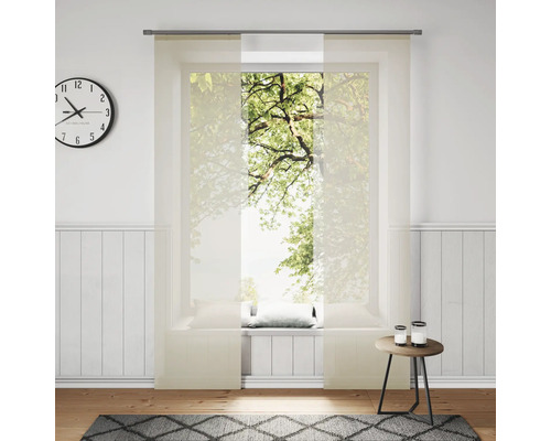 Helles Zimmer mit Schiebegardinen, Uhr und Teppich