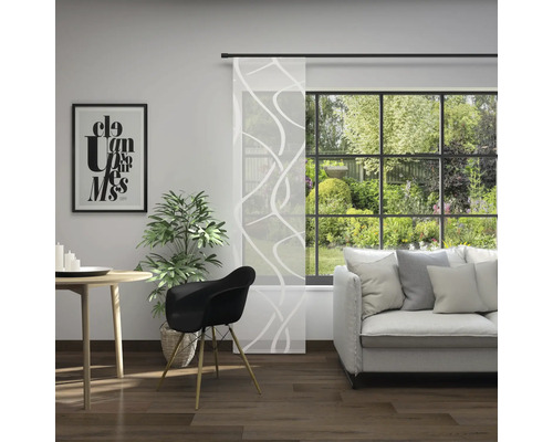 Wohnzimmer mit Schiebevorhang, Tisch, Stuhl und Sofa