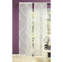 Dekorative Schiebegardine mit weißem Muster vor Fenster