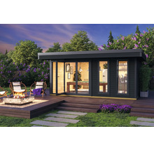 Modernes Gartenhaus mit Billardtisch, Terrasse, Feuerstelle und Sitzgelegenheiten in einem gepflegten Garten.