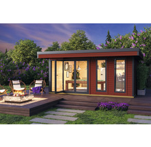 Moderne Gartenlaube mit Feuerstelle und Billardtisch im Inneren, umgeben von üppigem Grün