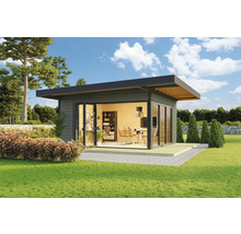 Modernes Gartenhaus mit Schiebetüren und Flachdach im Grünen