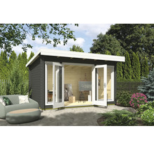 Holzgartenhaus mit Doppeltür, Sofa und Gartengestaltung