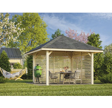 Gartenansicht mit Holzpavillon, Grill, Tisch und Stühlen