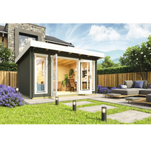 Gartenhaus mit geöffneten Doppeltüren und umliegendem Gartenbereich mit Rasen und Gartenmöbeln