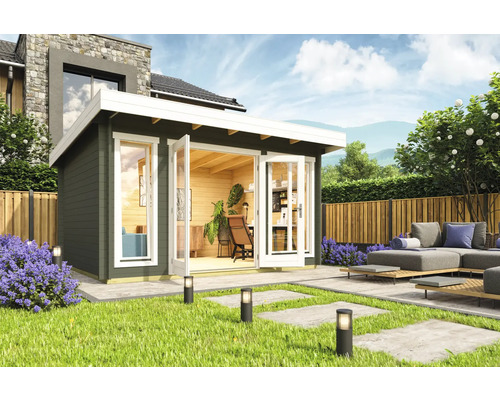 Gartenhaus mit geöffneten Doppeltüren und umliegendem Gartenbereich mit Rasen und Gartenmöbeln