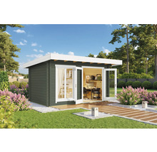 Garten mit modernem Gartenhaus aus Holz mit geöffneter Doppeltür und Inneneinrichtung als Büro