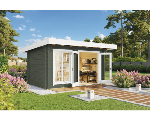 Garten mit modernem Gartenhaus aus Holz mit geöffneter Doppeltür und Inneneinrichtung als Büro