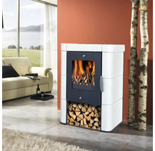 Kaminofen mit Holzscheitlagerung im Wohnzimmer