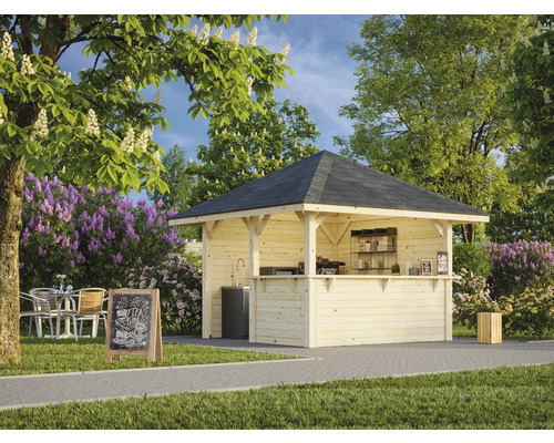 Holzgartenbar mit schwarzem Dach in einem Garten mit blühenden Bäumen und Sträuchern.