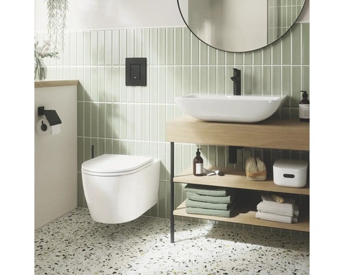 Modernes Badezimmer mit Wand-WC, Waschtisch und Spiegel