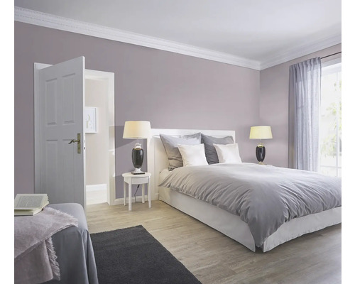 Schlafzimmer mit Bett, Nachttischen, Lampen und geöffneter Tür