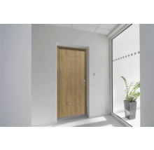 Eingangsbereich mit Innentür mit Zargenbekleidung und großem Fenster