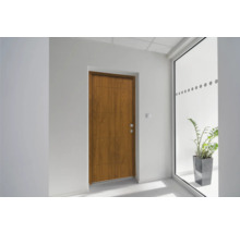 Innenraum mit Holztür, Fenster und Zimmerpflanze