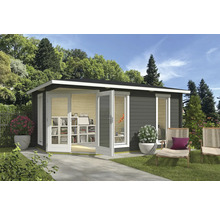 Gartenhaus mit geöffneten Türen, Fenster und Gartenmöbeln auf einer Terrasse