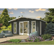 Gartenhaus mit Doppeltür und Fenstern auf einer Terrasse mit Gartenmöbeln