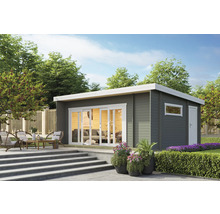 Gartenhaus aus Holz mit Schiebetüren und Terrasse mit Gartenmöbeln