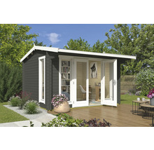 Modernes Gartenhaus mit Doppeltür und Fenster auf Holzterrasse.