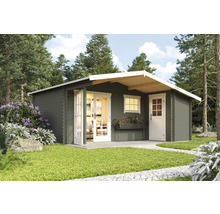 Gartenhaus aus Holz mit Fenstern und Türen im Garten