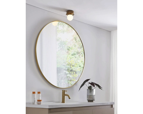 Modernes Badezimmer mit rundem Spiegel, Waschtischarmatur und Deckenleuchte