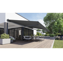 Terrasse mit Markise, Tisch und Stühlen vor einem Wohnhaus