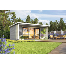 Modernes Gartenhaus mit Terrasse und Sitzgruppe im Grünen.