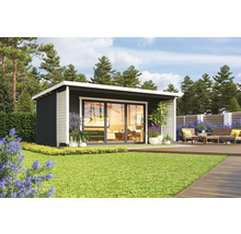 Modernes Gartenhaus mit Schiebetüren auf gepflegtem Rasen