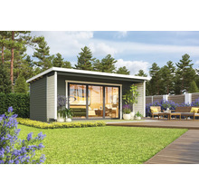 Gartenhaus mit Terrasse und Schiebetür auf Rasenfläche