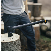 Fiskars Axt steckt in einem Baumstamm