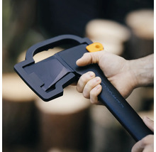 Fiskars Axt mit Klingenschutz in der Hand