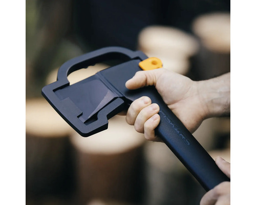 Fiskars Axt mit Klingenschutz in der Hand