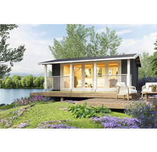 Gartenhaus mit Terrasse und Blick auf einen See