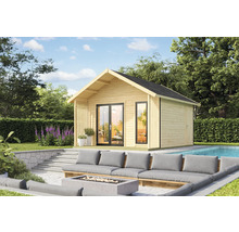 Gartenhaus aus Holz mit Schiebetüren neben einem Pool und einer Lounge-Ecke